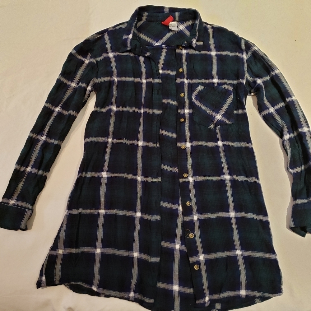 3 for $40
H&M plaid long line shirt size 2